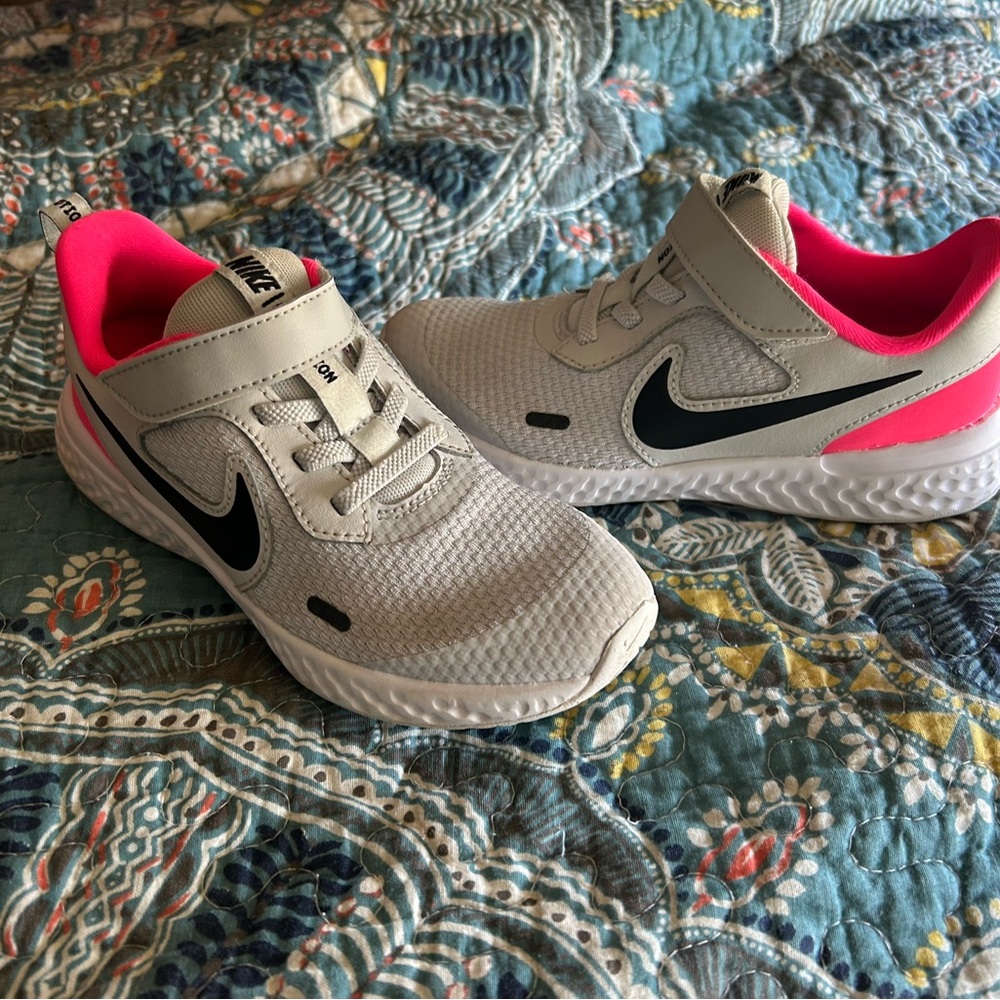 Nike Sneakers GIRLS- Gray and Pink 11.5 - Picture 5 of 9